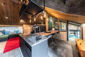 eine Küche und ein Wohnzimmer mit einer Bar und einem Sofa in der Unterkunft La Grange aux Hirondelles - Saint-Malo - St Servan in Saint-Malo