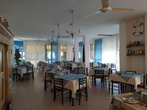 Reštaurácia alebo iné gastronomické zariadenie v ubytovaní Hotel Halifax