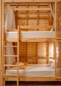 Ein Bett oder Betten in einem Zimmer der Unterkunft Society House Luxury Hostel
