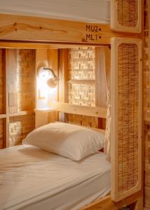 Ein Bett oder Betten in einem Zimmer der Unterkunft Society House Luxury Hostel