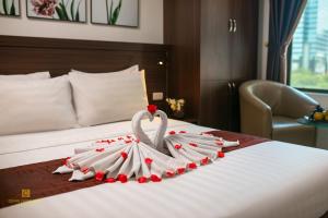 Postel nebo postele na pokoji v ubytování Quang Chung Hotel Le Van Thiem