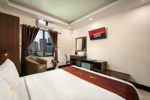 Postel nebo postele na pokoji v ubytování Quang Chung Hotel Le Van Thiem