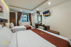 Postel nebo postele na pokoji v ubytování Quang Chung Hotel Le Van Thiem