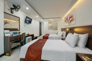 Postel nebo postele na pokoji v ubytování Quang Chung Hotel Le Van Thiem