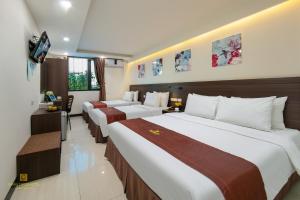 Postel nebo postele na pokoji v ubytování Quang Chung Hotel Le Van Thiem