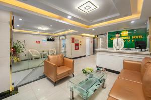 Posezení v ubytování Quang Chung Hotel Le Van Thiem