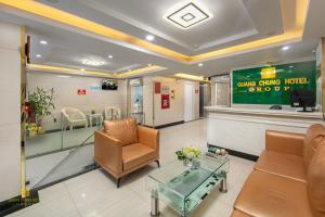 Posezení v ubytování Quang Chung Hotel Le Van Thiem