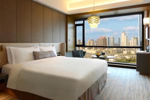 Postel nebo postele na pokoji v ubytování InterContinental Nantong by IHG-Best view of yangtze