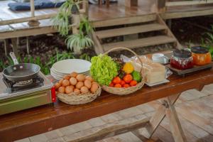 zwei Körbe Obst und Gemüse auf einem Tisch in der Unterkunft Society House Luxury Hostel in Pai + 37 Fotos