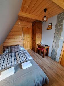 1 dormitorio con 1 cama y escritorio en una habitación en Noclegi przy Lesie, en Zakopane