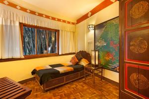 1 dormitorio con cama y ventana en Norling House en Dharamshala