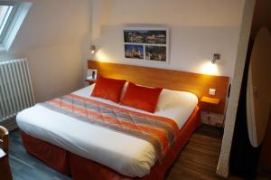 Postel nebo postele na pokoji v ubytování Logis Hotel Beaudon