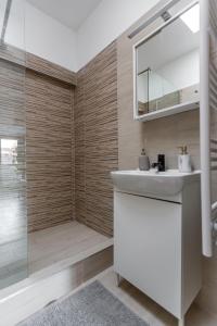 een badkamer met een wastafel en een douche bij Rustic Central Studios by LH in Boedapest