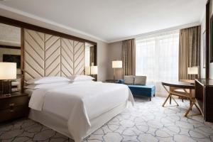 Postel nebo postele na pokoji v ubytování Sheraton Grand Warsaw