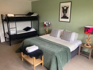 Rúm í herbergi á Sow and Piglets Guesthouse