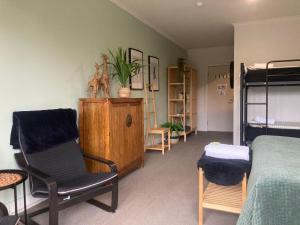 Rúm í herbergi á Sow and Piglets Guesthouse