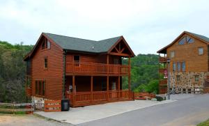 une grande cabine en bois avec une grande terrasse dans l'établissement Splash Mountain Lodge, à Pigeon Forge