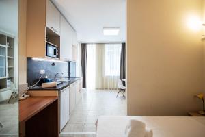 una cocina con fregadero y encimera en Central location and FREE parking, en Varna