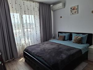 En eller flere senge i et værelse på FARMEC Apartament