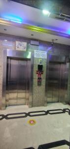 un ascensor en un edificio con un cartel. en Golden Star Hotel en Dubái