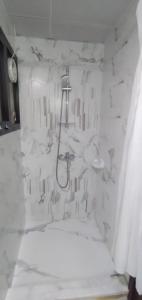 y baño con ducha y lavamanos. en Golden Star Hotel en Dubái