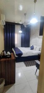 Tempat tidur dalam kamar di Golden Star Hotel