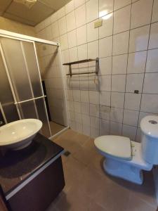 uma casa de banho com um WC e um lavatório em Love in Hualien B&B em Hualien City