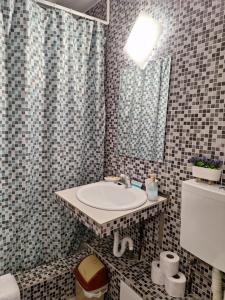 クルジュ・ナポカにあるFARMEC Apartamentのバスルーム(洗面台、鏡、トイレ付)