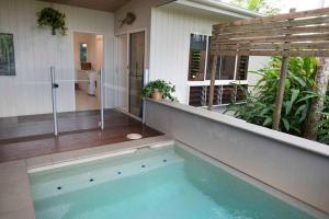 ein Haus mit einem Pool und einem Bad in der Unterkunft Solitaire - Tropical Style - 3 bedrooms in Mission Beach