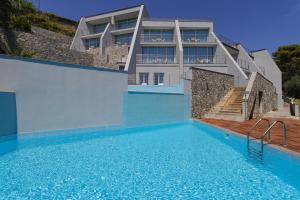 uma casa com piscina em frente a um edifício em Cristallo Park Hotel em Portovenere