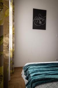 クリニツァ・ズドルイにあるDomek na Szlakuのベッドルーム1室(青い毛布付きのベッド1台付)