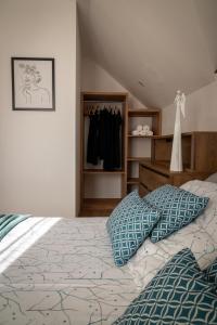 クリニツァ・ズドルイにあるDomek na Szlakuのベッドルーム1室(青と白の枕が備わるベッド1台付)