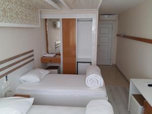 Ένα ή περισσότερα κρεβάτια σε δωμάτιο στο Cihan Hotel +33 φωτογραφίες