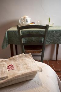 uma mesa e uma mesa e uma cadeira com uma mesa e um guardanapo em Agriturismo Il Buonvicino em Cassine