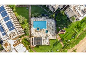 una vista panoramica su una piscina in una città di SUGAR BEACH RESORT, #125 condo a Kihei