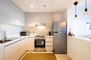 Kuchyň nebo kuchyňský kout v ubytování 1 Bedroom Apartment By Voyage