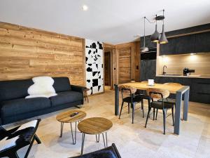 ein Wohnzimmer mit einem Sofa und einem Tisch in der Unterkunft Résidence l'Insolite in Font Romeu Odeillo Via