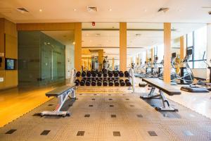 Fitness centrum a/nebo fitness zařízení v ubytování Renaissance Tianjin Lakeview Hotel