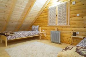 um quarto com uma cama e uma janela num chalé de madeira em Holiday Home JASEN em Kolašin