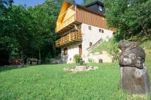 Uma casa com uma estátua de urso à frente. em Holiday Home JASEN em Kolašin