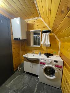 een badkamer met een wasmachine en een wastafel bij Kaşüstü Bungalov in Yomra