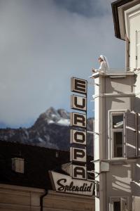 ein Schild für ein Hotel an der Seite eines Gebäudes in der Unterkunft Hotel Europa Splendid in Meran