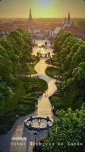 uitzicht op een park met een fontein en bomen bij B&B Monumentaal Logeren in Zierikzee