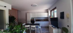 a kitchen with a table and chairs in a room at Casa Mia Sirolo in Sirolo