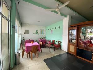 Palopo的住宿－RedDoorz near Terminal Dangerakko Palopo，用餐室配有粉红色的桌子和椅子
