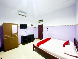 Palopo的住宿－RedDoorz near Terminal Dangerakko Palopo，一间卧室配有一张床和一台电视。