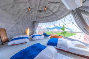 Postel nebo postele na pokoji v ubytování GLAMPDOME SETOUCHI-SHIMANAMI