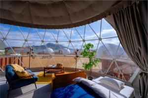 Nespecifikovaný výhled na hory nebo výhled na hory při pohledu z luxury tent
