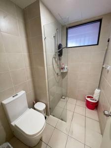 ein Bad mit einem WC und einer Dusche mit einem Fenster in der Unterkunft CozySuite@ SUN GEO & Linked to Sunway Medical, Sunway Uni & Sunway Pyramid in Petaling Jaya