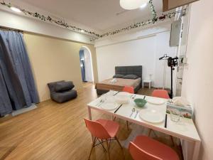 ein Wohnzimmer mit einem Tisch und roten Stühlen in der Unterkunft CozySuite@ SUN GEO & Linked to Sunway Medical, Sunway Uni & Sunway Pyramid in Petaling Jaya